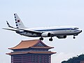 中華民國總統行政專機737-800降落臺北松山機場，後為圓山大飯店。