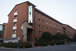 外牆破損的韓東大學建築