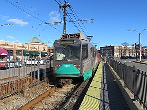 2018年12月，停靠在哈佛大道站的入城列车