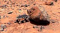 火星探路者号探测车“旅居者号”在“瑜伽”石旁。