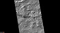 火星勘测轨道飞行器背景相机拍摄的依巴谷陨击坑内的小河道（放大的前一幅图像）。