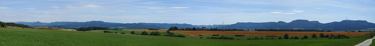 Albtrauf view from the Farrenberg on the left to the Hohenzollern Castle and the Plettenberg on the right.