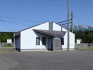 车站大楼与鸟海山（2018年5月）