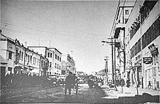 約1940年代的中山路曲阜路路口附近（沿中山路向北視角），右側為亞當斯大廈，左側為原祥福洋行商業樓及中國銀行青島分行等建築