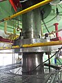 水车轴与发电机轴之间连结的中间轴，上部即为发电机，下部即为水轮机，东部发电厂碧海机组竖轴佩尔顿式水轮发电机。