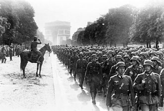 German soldiers of the 30. Infanterie-Division march on Avenue Foch on 14 June 1940 (Bundesarchiv)