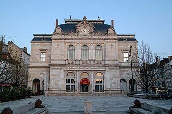 剧场（法语：Théâtre de Lons-le-Saunier）