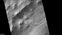 索思陨击坑内西侧土丘中的地层，注：这是前一幅西侧图像的放大版。