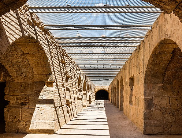 圖為突尼西亞傑姆圓形競技場的地下室。這條隧道兩側有囚禁競技用野獸的小室
