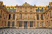 凡尔赛宫入口，为最具标志性的巴洛克式建筑