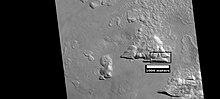 HiWish计划下高分辨率成像科学设备显示的带有南侧峭壁的洼地，方框区包含的部分将在下一幅图中放大。图像拍摄于迪阿克里亚区米兰科维奇撞击坑。