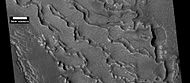 HiWish计划下高分辨率成像科学设备显示的众多大小不一裂缝，由于地面冰的升华，左边的小裂缝会扩展得更大。裂缝暴露出更多的表面积，因此大大增加了火星稀薄空气中的升华现象。