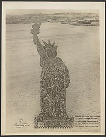 "Human Statue of Liberty", 18,000 people