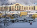 大批苏式小巴停泊在俄罗斯下塔吉尔的火车站