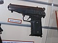 被博物馆展出的自制半自动手枪