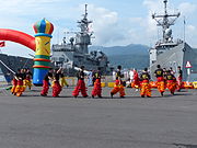 2013年中正军港营区开放活动清晨，13号码头济阳级凤阳军舰（左，FFG-933）和子仪军舰（右）与暖身运动绕圈跑步的陆专龙狮社。