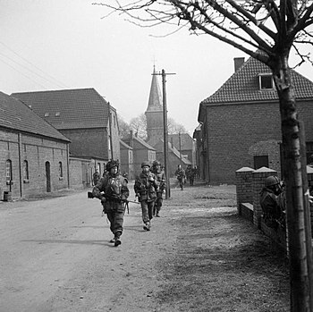 英国伞兵在大学行动后于莱茵河东岸的德国城镇哈明克尔恩巡逻。