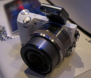 黑色的NEX-5T，安装16-50mm套机镜头。