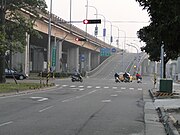 西屯二交流道的南下入口匝道，為了跨越車流量極大的臺灣大道而有慢車道的設置。