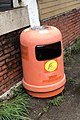 香港橙色垃圾桶是由食环署管理的，以前是紫色的，而黄色的是由康文署管理