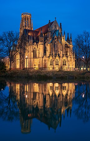 圖為位於德國斯圖加特的聖約翰教堂（Johanneskirche），於華燈初上之時經由費爾湖看到。