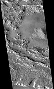 火星勘测轨道飞行器背景相机拍摄的辛顿陨击坑西侧边缘。