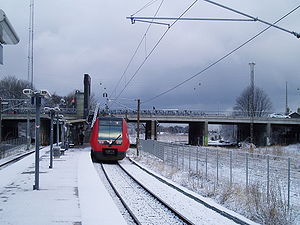 比斯珀比约站站台，背景中的跨线桥为塔格路（Tagensvej）上跨比斯珀比约站的跨线桥。