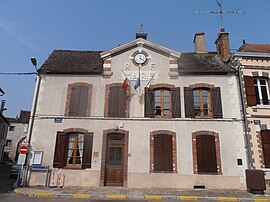 The town hall in Cézy