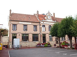 The town hall in Malay-le-Grand