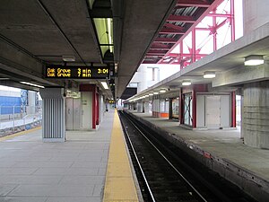 社区大学站站台，右侧为未使用的快车站台