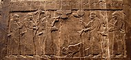 黑色方尖碑特写，显示耶户在沙尔马那塞尔三世面前鞠躬，前 827–824年