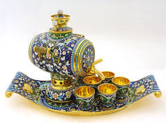 俄罗斯银和搪瓷茶壶用的杯子和盘，19世纪晚期