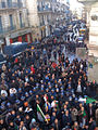 阿尔及利亚首都阿尔及尔的街道进行示威抗，警察与示威者对峙