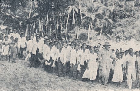 Sukarno dancing with Moluccans