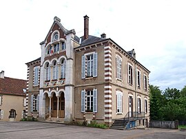The town hall in Villiers-Saint-Benoît