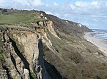 位于英国诺福克郡克罗默的东盎格利亚北海海岸悬崖尤其容易受到海岸侵蚀的影响，当地有不动产受到摧毁，或是被迫迁移。