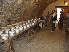 在阿韦龙省Cornus的传统博物馆中，展示了制作Fourme奶酪的洞穴。