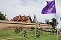 飘扬在寺庙门前的紫色旗帜，摄于2015年8月。