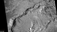火星勘测轨道飞行器背景相机拍摄的福卡陨击坑中的小河道，注：这是前一幅图像的放大版。