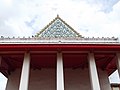 寺庙的山墙采用中国建筑，如占巴寺（英语：Wat Champa）与Wat Nang Chi（英语：Wat Nang Chi）。