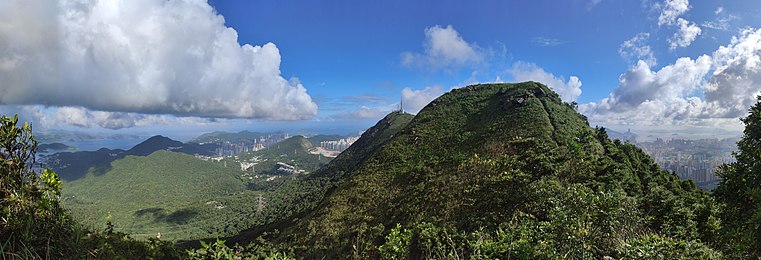 马鞍山郊野公园有多座高山。图为象山及飞鹅山。