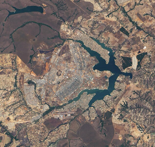 图为巴西联邦区的自然色彩图像，由美国国家航空航天局地球观测卫星1号搭载的高级陆地成像仪于2001年8月21日拍摄。图中包含巴西首都巴西利亚，于1960年的今天成立。