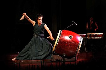 A middle-sized chū-daiko being played on a slanted stand