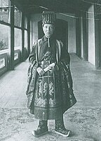 越南阮朝弘宗宣皇帝阮福晙（启定1916年—1925年）31岁登基时的冕服照片（1916年）