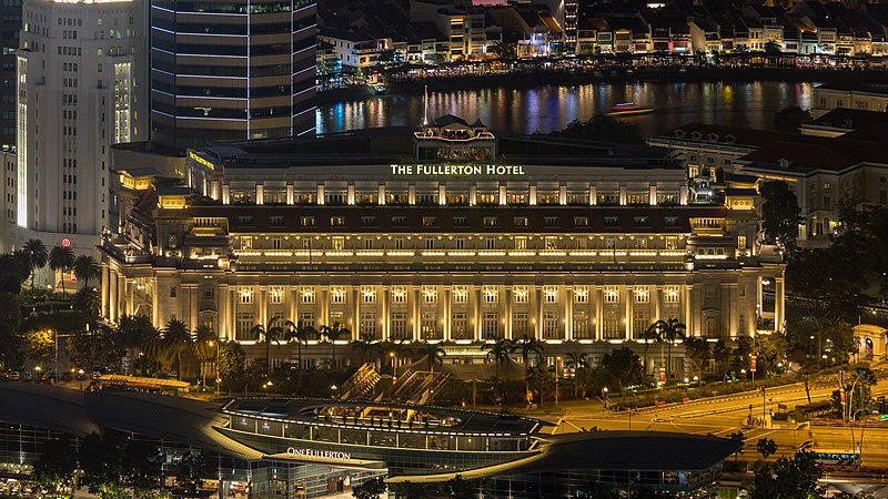 图为新加坡富丽敦酒店的夜景和五彩灯光在水中的倒映，摄于滨海湾金沙酒店观景台。