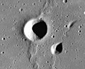卫星坑“阿拉托斯 D”(中间)和东面的坍塌结构以及一条小月溪（箭头处）