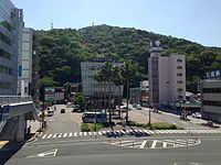 阿波舞會館遠景，其背後為眉山，建築上方為眉山纜車