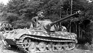 Bundesarchiv Bild 101I-721-0398-21A, Frankreich, Panzer VI (Tiger II, Königstiger)