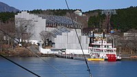 建设中的桃源台站体，图右已退役的“开拓号”观光船在工程期间用作临时候船室。（摄于2006年12月）