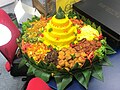 Nasi tumpeng（塑形成圆锥状并搭配多种配料的姜黄饭）